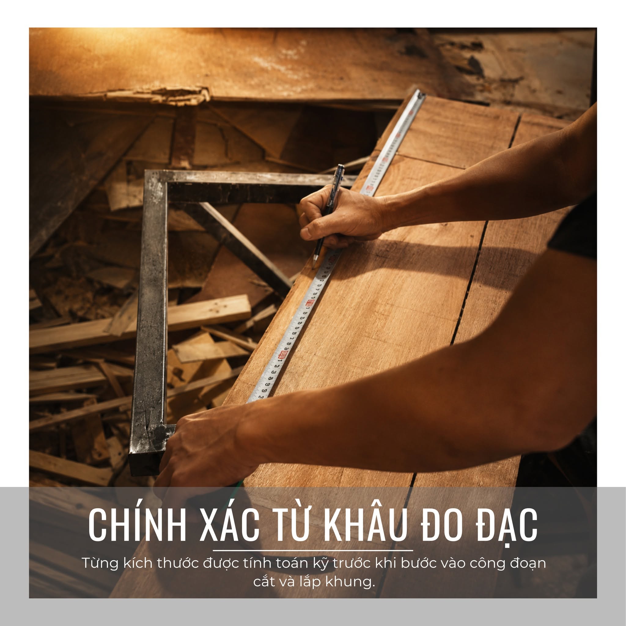 Thợ đo khung gỗ tại xưởng sản xuất sofa Đà Nẵng